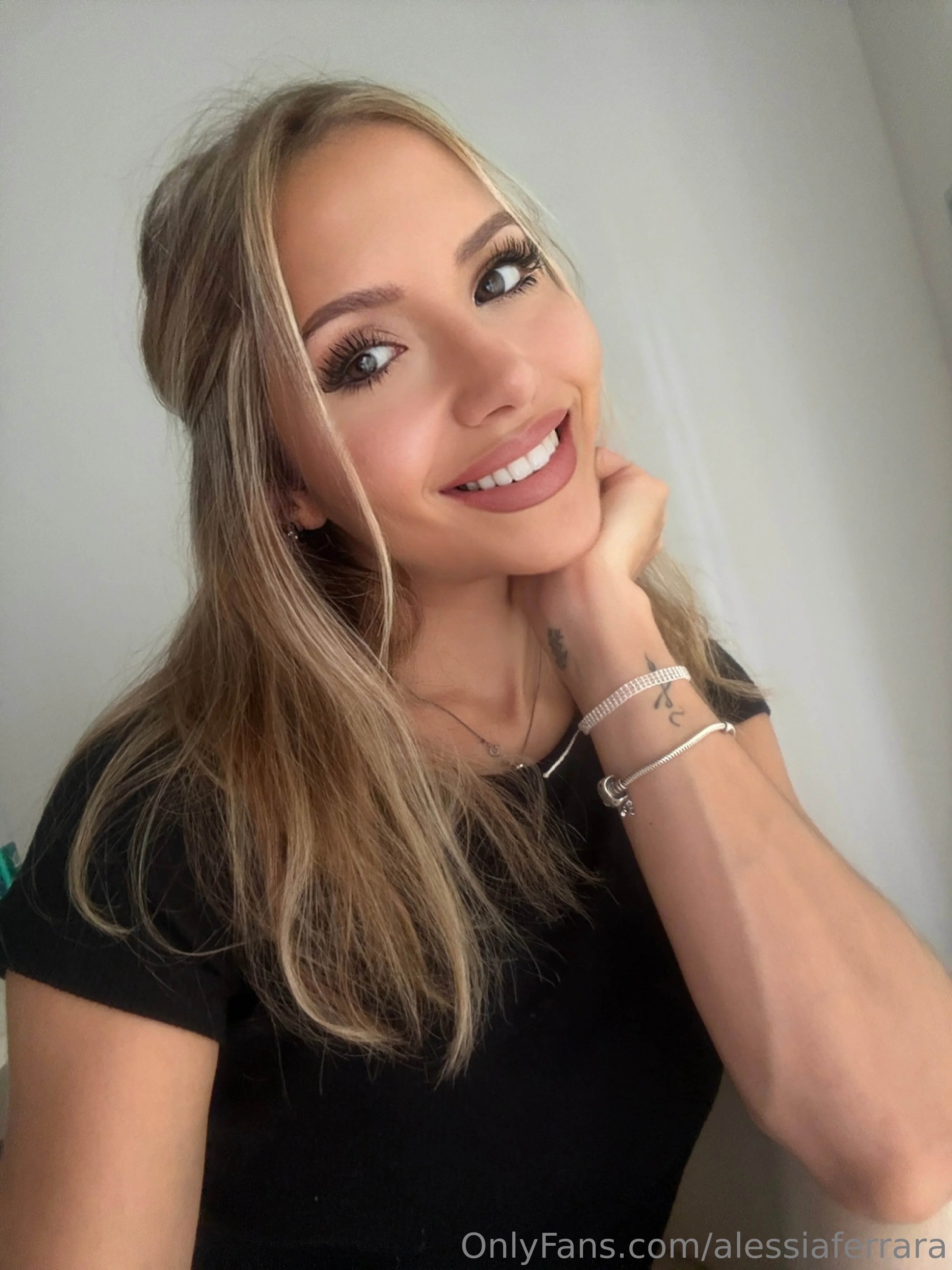 Alessia 🇮🇹 Petite Pleasure drop preview