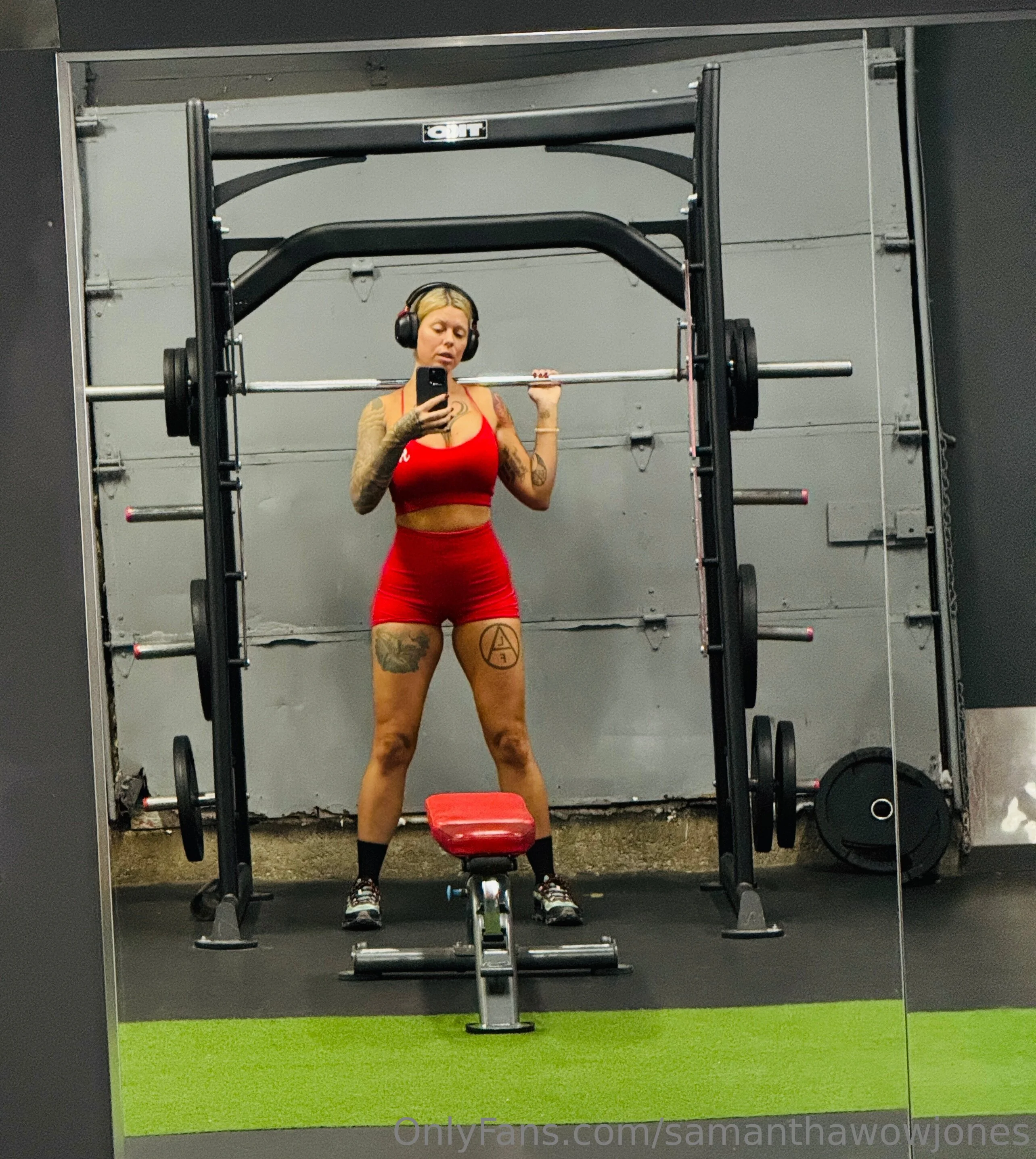 Samantha Jones photo #5