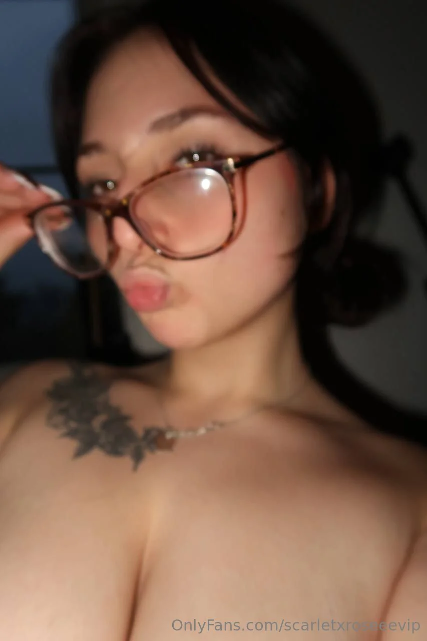 𝓢𝓬𝓪𝓻𝓵𝓮𝓽 𝓡𝓸𝓼𝓮 🖤 photo #1